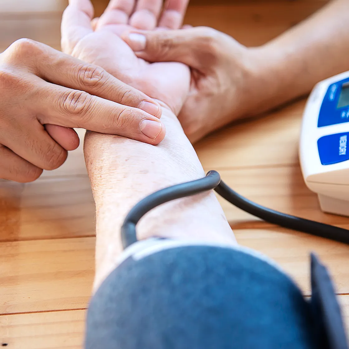 Blutdruckmessung durch Pflegekraft im häuslichen Umfeld