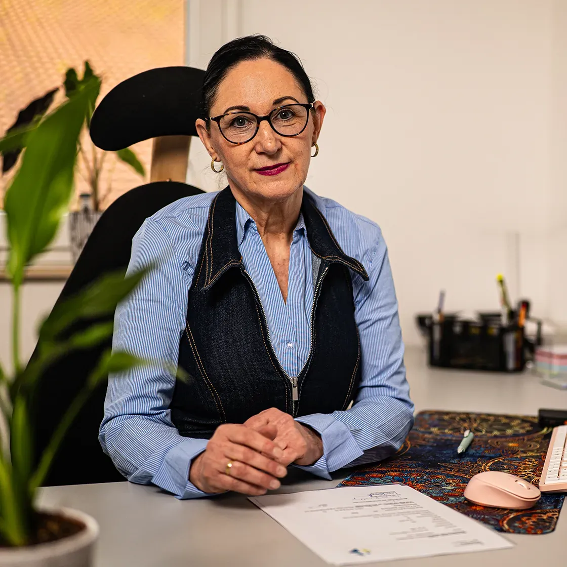 Frau Hähnlein-Wolf im Büro am Schreibtisch