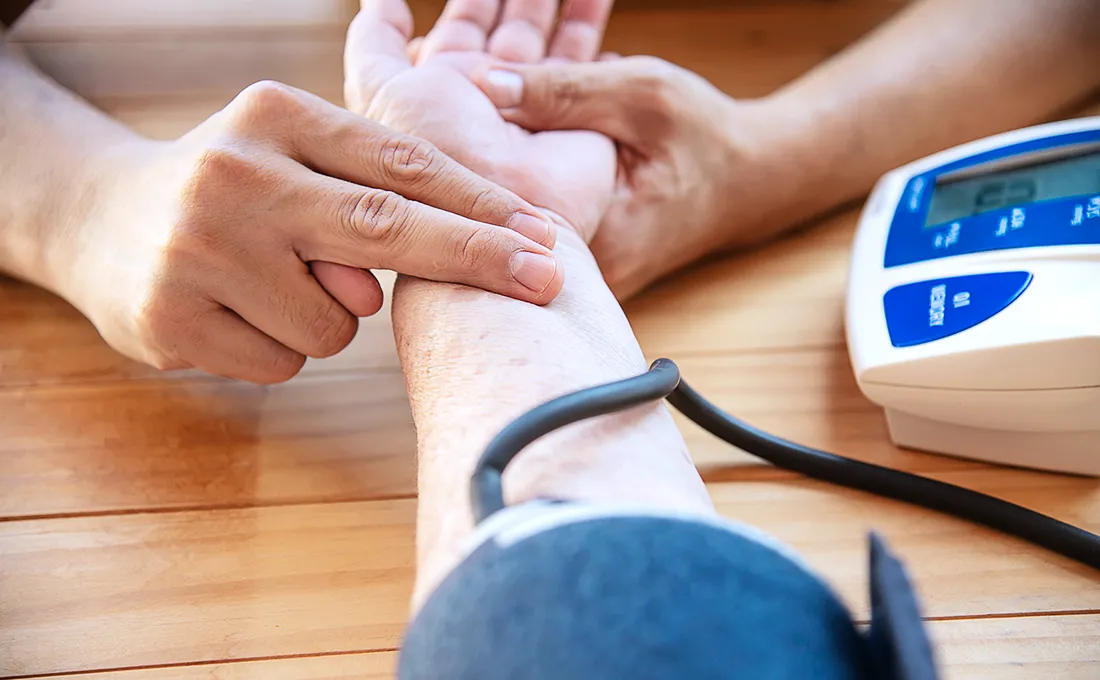 Blutdruckmessung durch Pflegekraft im häuslichen Umfeld